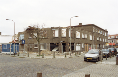 832767 Afbeelding van de sloop van de woningen op de hoek van de Scheldestraat (links) en de Spuistraat te Utrecht.